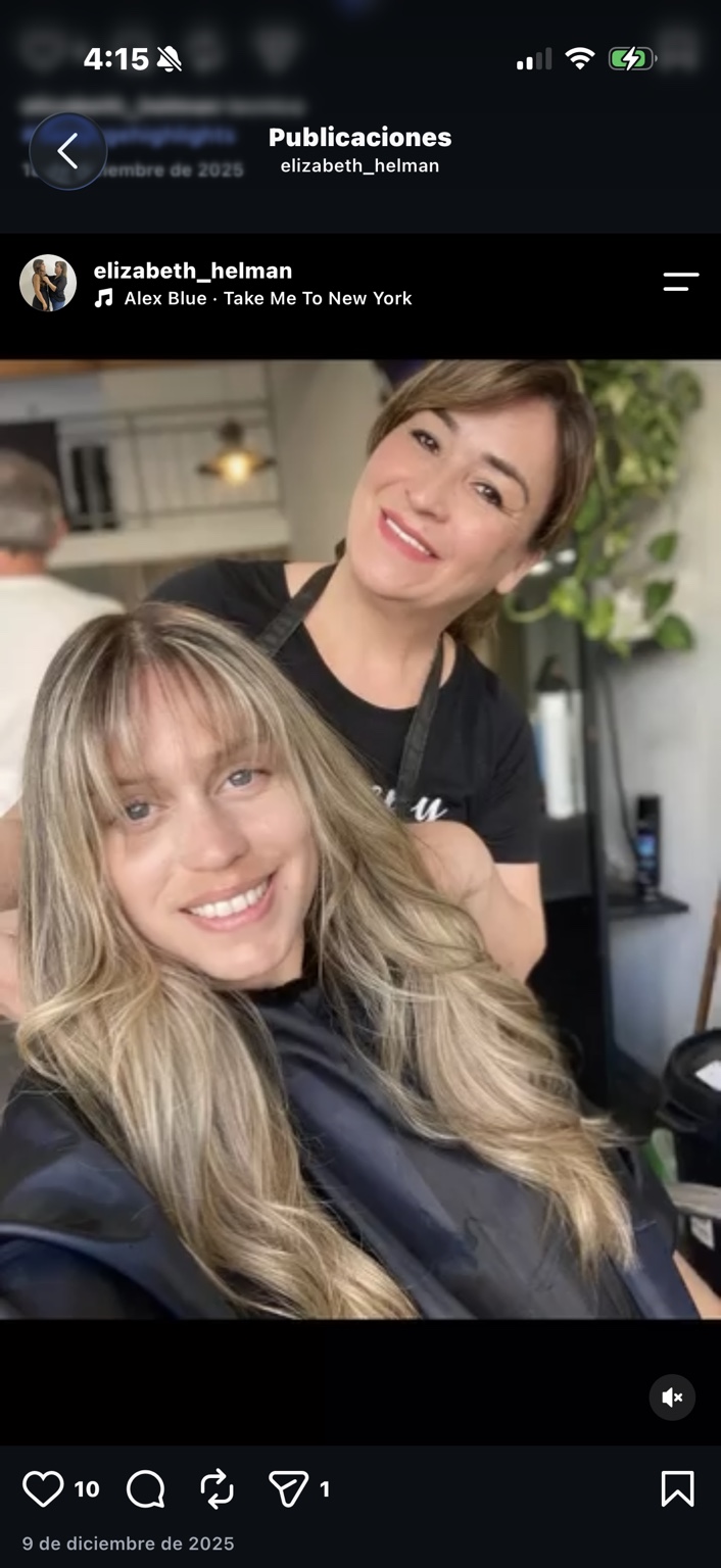 Elizabeth Helman junto a una clienta y su trabajo de color