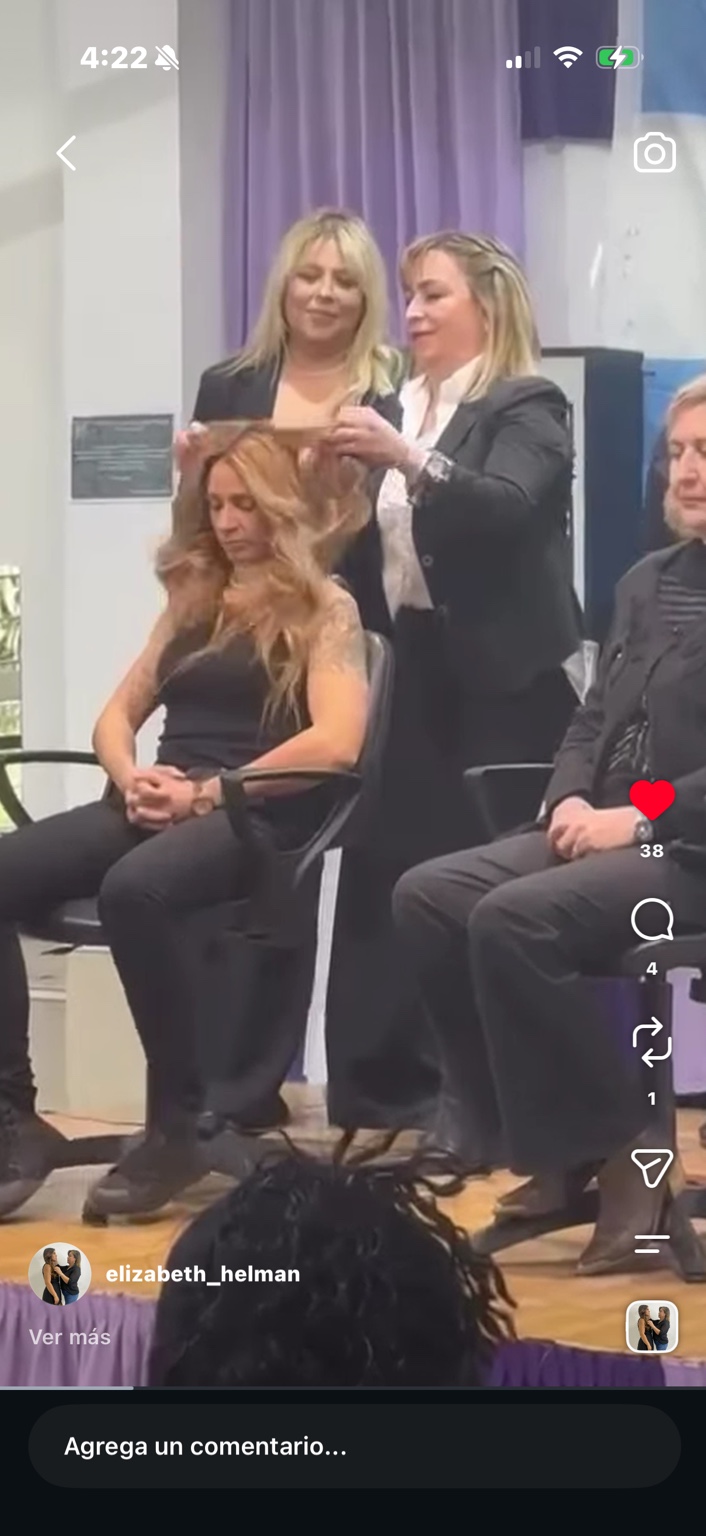 Elizabeth durante una demostración profesional de peluquería